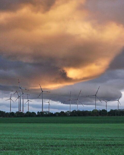 Gewitter mit Unwetterrisiko über Mecklenburg-Vorpommern, im Bild Windräder (Archiv).