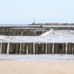 Stürmische Küste in Mecklenburg-Vorpommern: Archivbild Küstenschutz bei starkem Wind und Windböen.