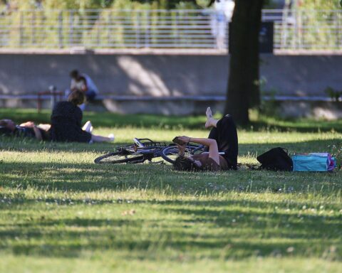 Sonniger Sommer-Wetterbericht: warm bis heiß, weitgehend trocken, Temperaturen 22–33 Grad in Rheinland-Pfalz/Saarland.