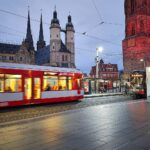 Straßenbahn auf dem Marktplatz in Halle (Saale), Archivfoto, passendes Wetter-Update ohne Niederschlag.