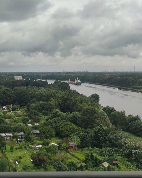 Nord-Ostsee-Kanal bei Kiel: stürmischer Wind an der Küste, Wolken, mögliches Gewitter, Wetterumschwung.