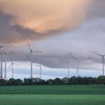 Windräder im Archiv vor wechselhaftem Himmel; wetterbedingte Schauer und Gewitter über Thüringen angedeutet.