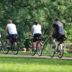 Fahrradfahrer im Archiv bei heiterem Wetter; trockener Tag in Thüringen, später hohe Temperaturen.