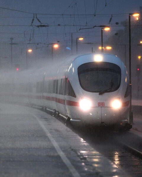 ICE-Zug bei Unwetter: schwere Gewitter, Starkregen, Hagel und mögliche Überflutungen, archiviert.
