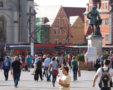 Marktplatz in Halle (Archiv) bei wechselhaftem Wetter: Gewitterwolken über Sachsen-Anhalt, warm bis 28°C.