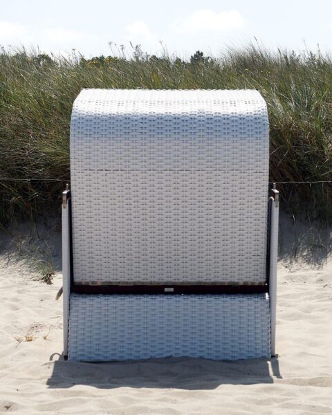 Strandkorb am Strand bei Gewittergefahr: warme Temperaturen, starke Gewitter mit Starkregen und Sturmböen.