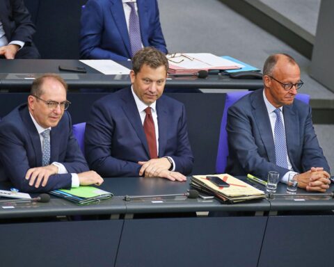 Drei Politiker diskutieren über Steuerreform und finanzielle Entlastung in Berlin.