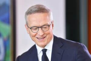 Bundesdigitalminister Karsten Wildberger warnt vor digitaler Abhängigkeit von USA und zeigt KI-Souveränitäts-Sorgen.