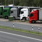 Ein Lkw im Archiv auf der Straße, als Symbol für neue Lkw-Fahrverbote an Feiertagen.