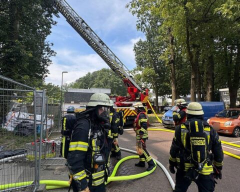 Einsatzkräfte löschen Wohnungsbrand in Erkrath; Feuerwehr und Rettungskräfte im Einsatz, starker Rauch sichtbar.