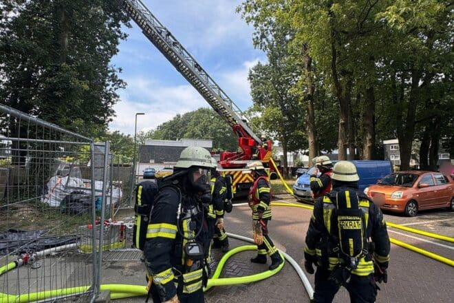 Wohnungsbrand in Erkrath-Hochdahl: Acht Verletzte, darunter drei Feuerwehrleute