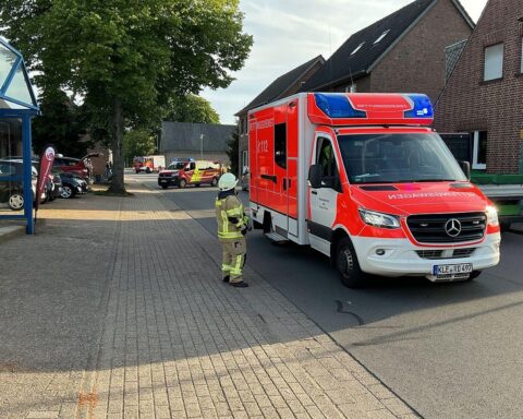 Feuerwehrleute löschen Brand; starke Rauchentwicklung und verletzte Bewohnerin im Einsatz.