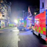 Wohnungsbrand in Kamen: Feuerwehr-Einsatz, Drehleiterrettung, Rauch aus Fenstern, Verletzte und Einsatzkräfte.