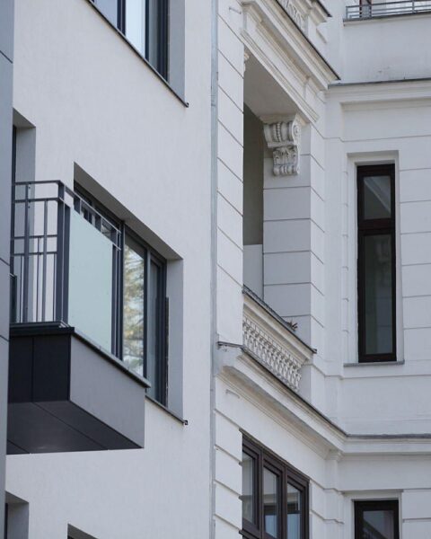 Hausfassade mit barrierefreiem Eingangsbereich, symbolisiert altersgerechtes Wohnen und soziale Verantwortung.