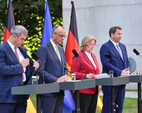 Brandenburgs Ministerpräsident Woidke lobt neues Programm zur Entlastung von Familien und Wirtschaft.