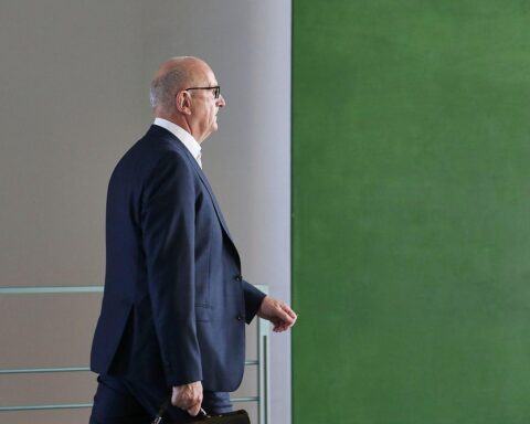 Ministerpräsident Woidke bei Sitzung der Task Force zur Tesla-Fabrik in Brandenburg.