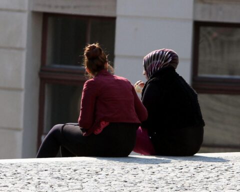 Zwei Frauen, eine mit Kopftuch, eine ohne, als Archivfoto zu Asylbewerberleistungen in NRW.