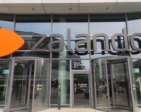 Zalando-Logo und Menschen im Büro – Archivfoto zum Stellenabbau in Berlin.
