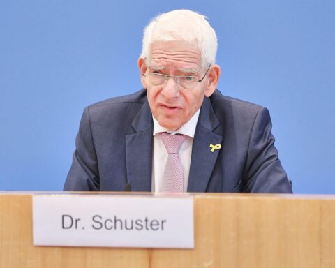 Josef Schuster diskutiert skeptisch über AfD-Verbot und Antisemitismus in Deutschland.