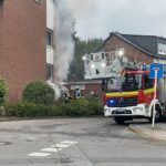 Feuerwehreinsatz: dichter Rauch aus der Souterrainwohnung eines Mehrfamilienhauses in Dortmund-Löttringhausen (Archivfoto).