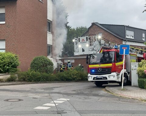 Feuerwehreinsatz: dichter Rauch aus der Souterrainwohnung eines Mehrfamilienhauses in Dortmund-Löttringhausen (Archivfoto).