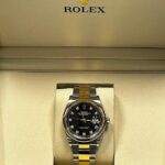 Zollkontrolle am Hamburger Flughafen: Reisende trägt eine Rolex-Uhr und Goldschmuck bei der Einreise (Archivfoto).