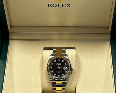 Zollkontrolle am Hamburger Flughafen: Reisende trägt eine Rolex-Uhr und Goldschmuck bei der Einreise (Archivfoto).