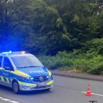 Zwei verletzte Männer nach Zusammenstoß zwischen E-Scooter und Fahrrad auf Geh- und Radweg, Unfallstelle.