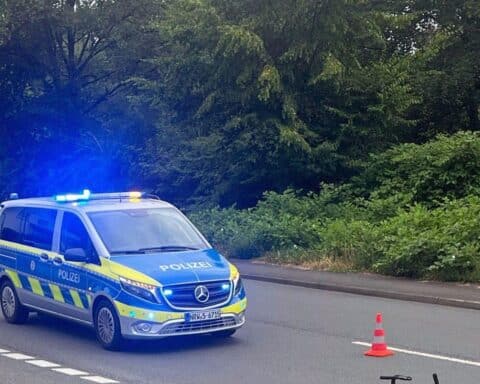Zwei verletzte Männer nach Zusammenstoß zwischen E-Scooter und Fahrrad auf Geh- und Radweg, Unfallstelle.
