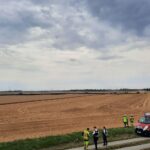 Feuerwehreinsatz nach Flächenbrand: brennendes Getreidefeld, Löscharbeiten, Polizei bei der Einsatzstelle.