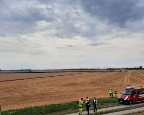 Feuerwehreinsatz nach Flächenbrand: brennendes Getreidefeld, Löscharbeiten, Polizei bei der Einsatzstelle.
