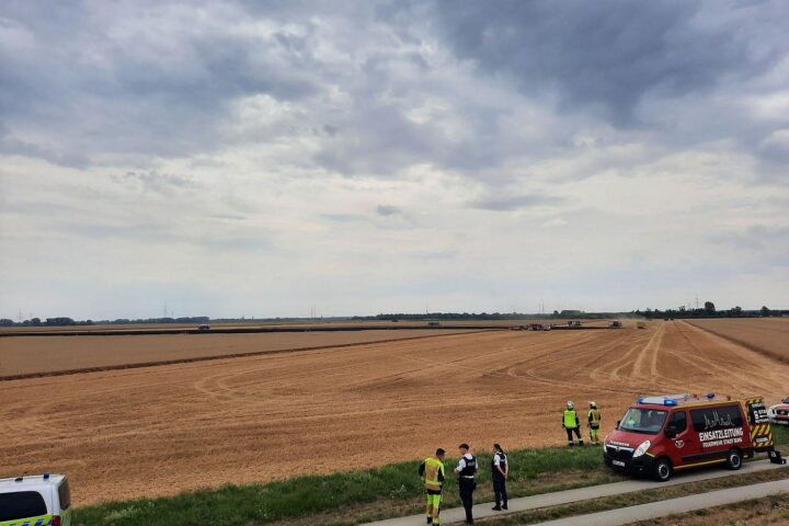Feuerwehreinsatz nach Flächenbrand: brennendes Getreidefeld, Löscharbeiten, Polizei bei der Einsatzstelle.