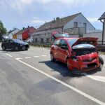 Zwei kollidierte Pkw an der Kreuzung Ender Tal/Gederner Straße, Feuerwehr sichert Unfallstelle, leicht Verletzte.