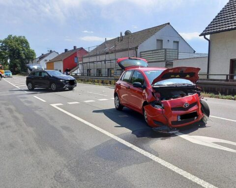 Zwei kollidierte Pkw an der Kreuzung Ender Tal/Gederner Straße, Feuerwehr sichert Unfallstelle, leicht Verletzte.