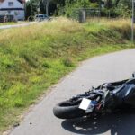 Motorradfahrerin kollidiert auf Kirchsiek in Porta Westfalica mit Auto, wird schwer verletzt; Rettungseinsatz.