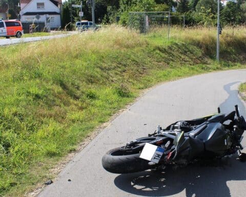 Motorradfahrerin kollidiert auf Kirchsiek in Porta Westfalica mit Auto, wird schwer verletzt; Rettungseinsatz.