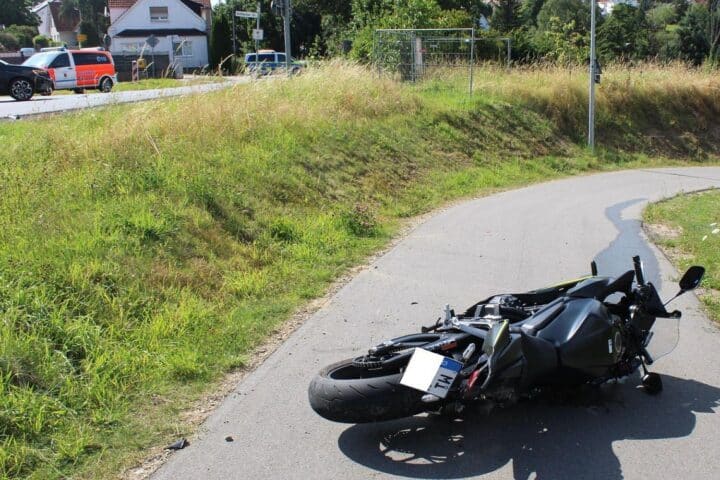 Motorradfahrerin kollidiert auf Kirchsiek in Porta Westfalica mit Auto, wird schwer verletzt; Rettungseinsatz.