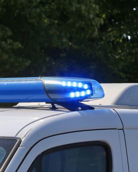 Polizei sichert Unfallstelle auf der L511; zwei Schwerverletzte nach Kollision Auto und Pannenfahrzeug.