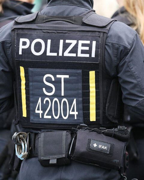 Polizei-Archivbild: Einsatzkräfte sichern einen Tatort nach Einbruch in Gärtnerei.