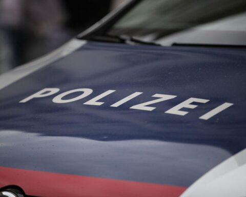 Abgestürztes Kleinflugzeug (Piper) bei Gaming im Wald, Rettungskräfte und Hubschrauber im Einsatz.