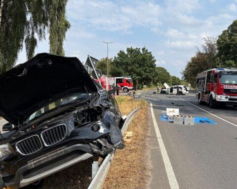 Zwei verunfallte Pkw an der Venloer Straße in Moers; Feuerwehr sichert Fahrzeuge, Fahrerin befreit.