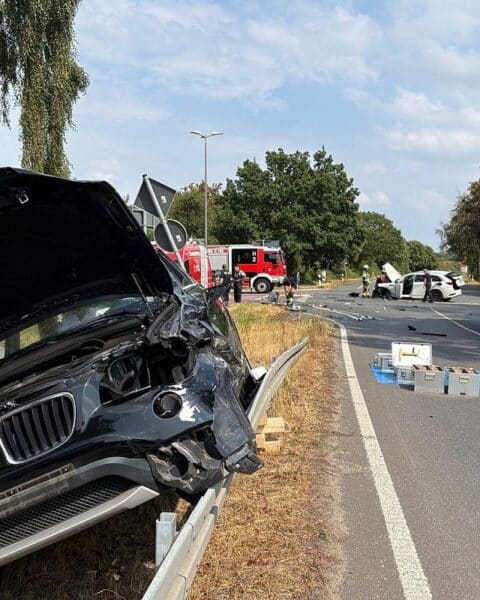Zwei verunfallte Pkw an der Venloer Straße in Moers; Feuerwehr sichert Fahrzeuge, Fahrerin befreit.