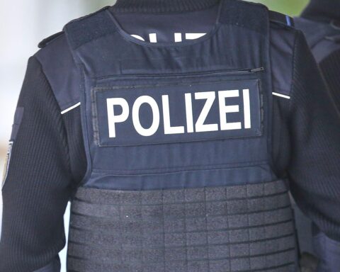 Bundespolizei-Archivfoto: Polizeibeamte bei Ermittlungen, zu einem Tötungsdelikt in München-Freimann festgenommen.