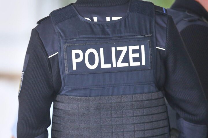Bundespolizei-Archivfoto: Polizeibeamte bei Ermittlungen, zu einem Tötungsdelikt in München-Freimann festgenommen.