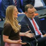 Katharina Dröge und Jens Spahn (Archivfoto) vor politischem Hintergrund, Thema Rücktritt.