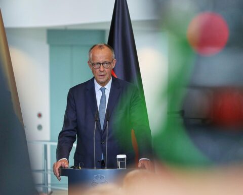 Friedrich Merz lobt Trump nach NATO-Gipfel, betont europäische Verteidigungsverantwortung und transatlantische Zusammenarbeit.