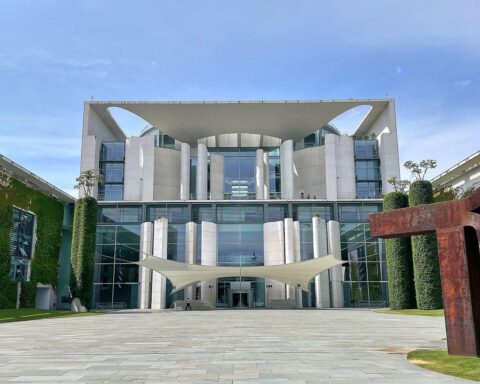 Bundeskanzleramt mit Fokus auf Sicherheitsrat, NATO-Gipfel, Ukraine-Konflikt und Künstliche Intelligenz.
