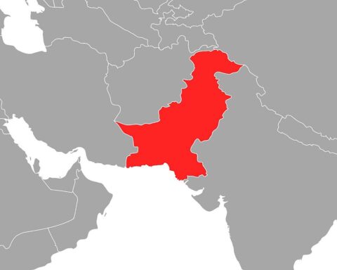 Selbstmordanschlag in Khyber Pakhtunkhwa: Polizeistation, Explosion, verletzte Menschen, Protestkundgebung in der Nähe.