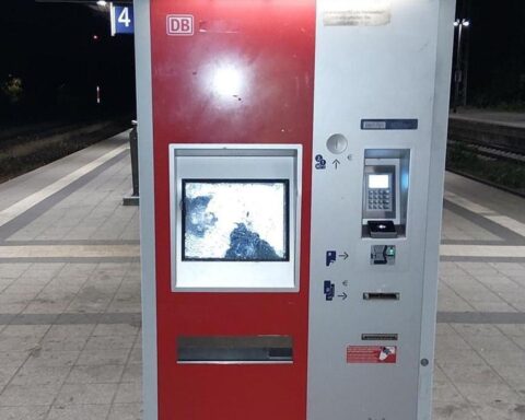 Beschädigter Fahrkartenautomat im Hauptbahnhof Neustrelitz, Snackautomaten zerstört; Polizei überwacht Täter.