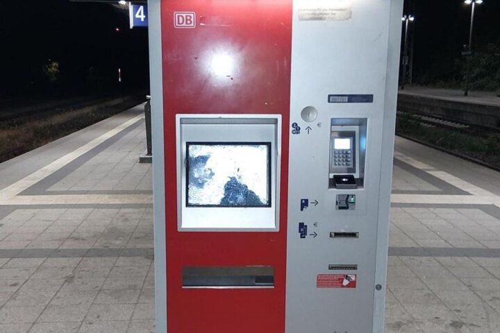 Beschädigter Fahrkartenautomat im Hauptbahnhof Neustrelitz, Snackautomaten zerstört; Polizei überwacht Täter.